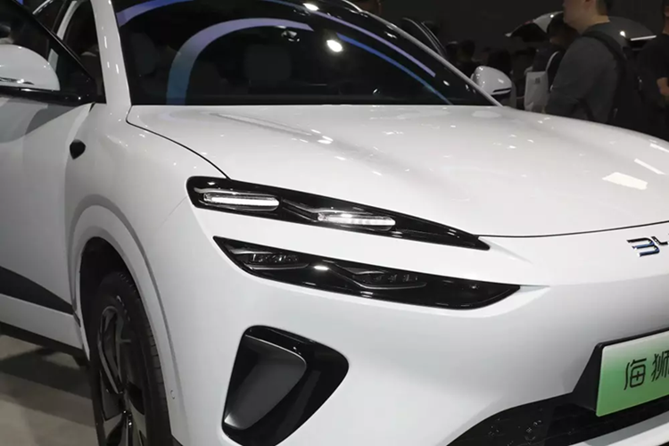 Ngoài ra, mẫu SUV này còn có một vài chi tiết thiết kế gây chú ý khác như phần kính bao quanh ôm trọn thân xe và cụm đèn hậu nối liền hai bên, tiếp nối ngôn ngữ thiết kế từ người anh em BYD Seal. Đáng chú ý hơn, thiết kế đèn hậu phía sau còn gợi nhớ đến Bentley. Có vẻ như các nhà thiết kế của BYD đang để mắt tới giới xe sang.