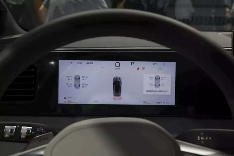 Điểm khác biệt là cụm điều khiển trung tâm với thiết kế lơ lửng, đi kèm các nút bấm giả kim loại trông khá giống phong cách của Genesis. Đúng như kỳ vọng từ BYD, Sealion 06 cũng đi kèm gói công nghệ hỗ trợ lái nâng cao God’s Eye do hãng BYD phát triển.