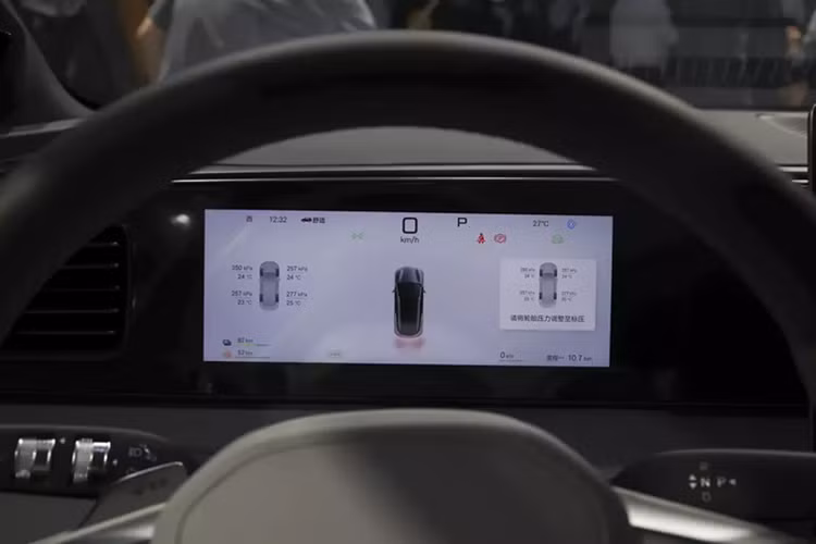 Điểm khác biệt là cụm điều khiển trung tâm với thiết kế lơ lửng, đi kèm các nút bấm giả kim loại trông khá giống phong cách của Genesis. Đúng như kỳ vọng từ BYD, Sealion 06 cũng đi kèm gói công nghệ hỗ trợ lái nâng cao God’s Eye do hãng BYD phát triển.