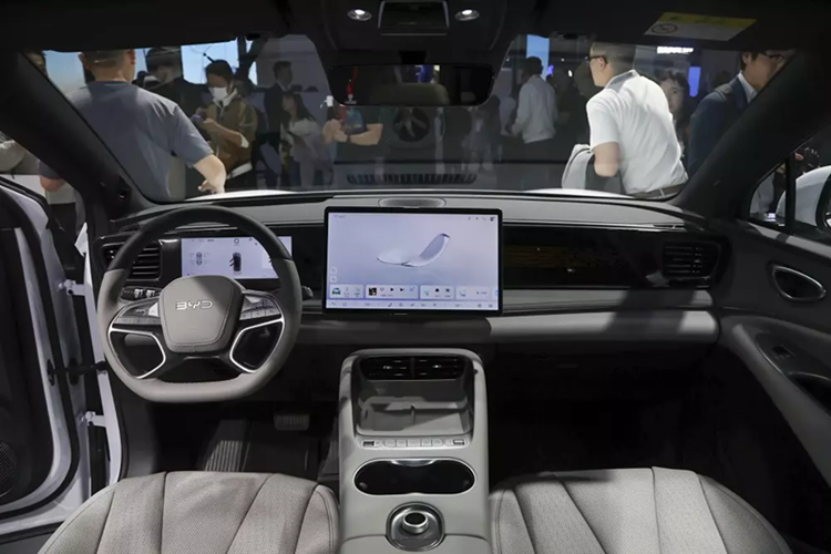 Bên trong khoang lái, BYD Sealion 06 sở hữu thiết kế nội thất không xa lạ với những ai từng nhìn qua xe điện Trung Quốc đời mới. Tại đây, xe được trang bị màn hình thông tin giải trí 15,6 inch nằm giữa mặt táp-lô.