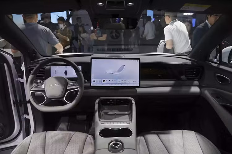 Bên trong khoang lái, BYD Sealion 06 sở hữu thiết kế nội thất không xa lạ với những ai từng nhìn qua xe điện Trung Quốc đời mới. Tại đây, xe được trang bị màn hình thông tin giải trí 15,6 inch nằm giữa mặt táp-lô.
