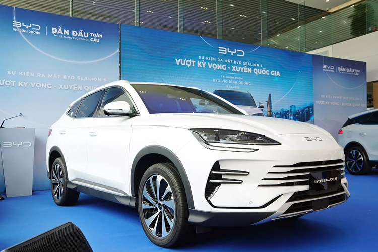 Bên dưới thân vỏ là nền tảng khung gầm e-Platform 3.0 Evo mới nhất của BYD. Người dùng có thể chọn giữa phiên bản thuần điện hoặc plug-in hybrid (DM-i). Bản thuần điện dùng hệ dẫn động cầu sau RWD với 1 mô-tơ điện hoặc dẫn động 4 bánh toàn thời gian AWD với 2 mô-tơ điện. Công suất tối đa của 2 mô-tơ điện là 241 mã lực và 228 mã lực.