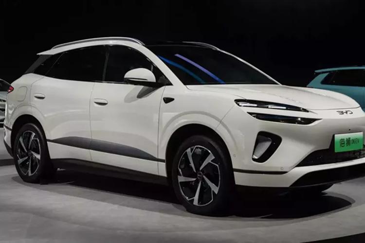 Xe có cả phiên bản plug-in hybrid (PHEV) và thuần điện với thiết kế không có gì khác biệt. Sở dĩ BYD Sealion 06 chạy điện thu hút sự chú ý vì mẫu xe này sở hữu diện mạo như thể vừa bước ra từ phòng thiết kế của thương hiệu hạng sang Genesis thuộc tập đoàn Hyundai.