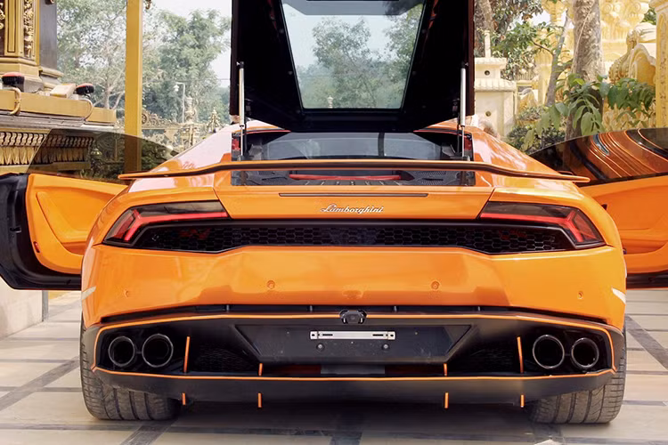 Đây hiện là 1 trong số rất hiếm các siêu xe Lamborghini Huracan đang được chào bán trên thị trường xe cũ. Vào thời điểm năm ngoái, xe có giá khoảng từ 12-14 tỷ đồng, tuy nhiên hiện những mẫu xe Lamborghini Huracan LP610-4 đã qua sử dụng hiện có giá chỉ dưới 10 tỷ. Như vậy, chỉ sau 1 năm sử dụng vị đại gia này đã lỗ nhiều tỷ đồng.
