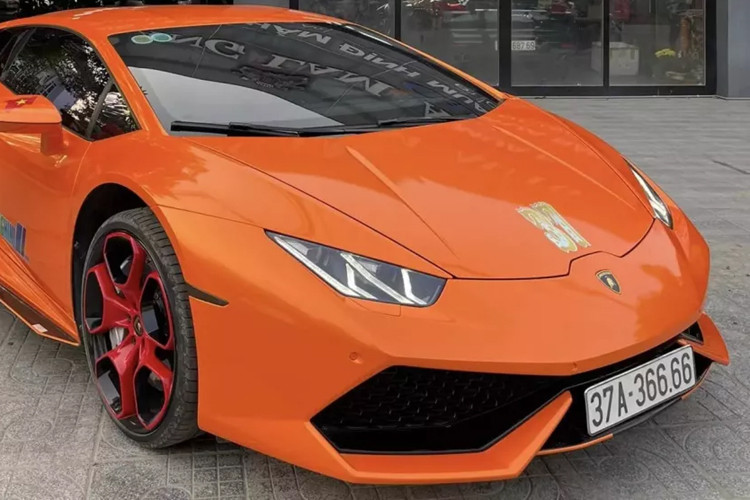 Lamborghini Huracan LP610-4 được ra mắt lần đầu tiên tại Triển lãm Geneva Auto Show 2014. Cho đến nay, các phiên bản Lamborghini Huracan LP610-4 tại Việt Nam khá đa dạng màu sắc như đỏ, đen, vàng, trắng, xanh, cam, xám… với số lượng khoảng hơn 15 chiếc. 