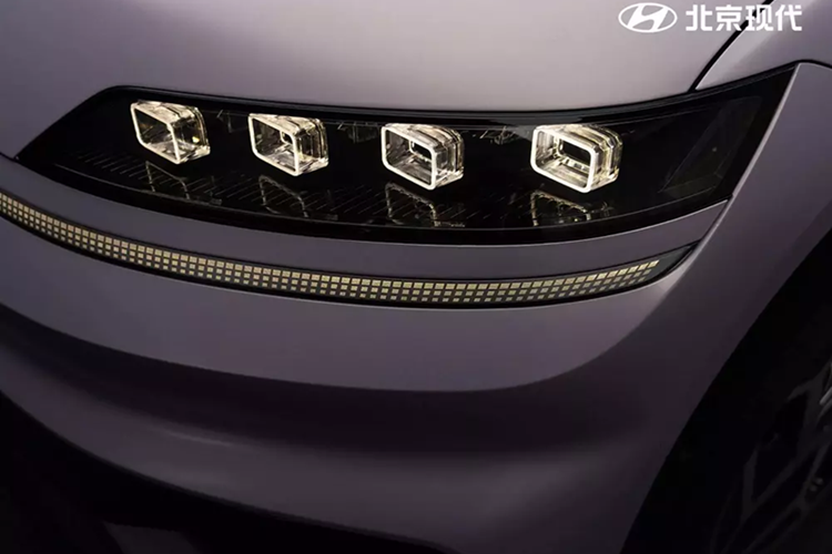 Mặc dù chưa được công bố kích thước chính thức nhưng Elexio có vẻ nhỏ gọn hơn so với Hyundai Ioniq 9 hiện đang bán tại các thị trường như Bắc Mỹ. Hyundai Elexio được áp dụng ngôn ngữ thiết kế hoàn toàn mới, khác biệt rõ rệt so với dòng Ioniq. Phần đầu xe không có lưới tản nhiệt