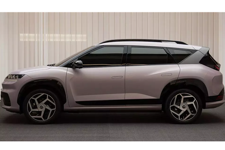 Phần thân xe có kiểu dáng mạnh mẽ với các đường gân nổi bật và hốc bánh rõ nét, tạo cảm giác chắc chắn. Bên cạnh đó là những chi tiết thiết kế nổi bật khác như đường chéo đặc trưng ở cột D, tay nắm cửa ẩn và bộ mâm 20 inch đa chấu.