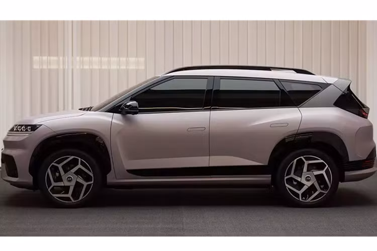 Phần thân xe có kiểu dáng mạnh mẽ với các đường gân nổi bật và hốc bánh rõ nét, tạo cảm giác chắc chắn. Bên cạnh đó là những chi tiết thiết kế nổi bật khác như đường chéo đặc trưng ở cột D, tay nắm cửa ẩn và bộ mâm 20 inch đa chấu.