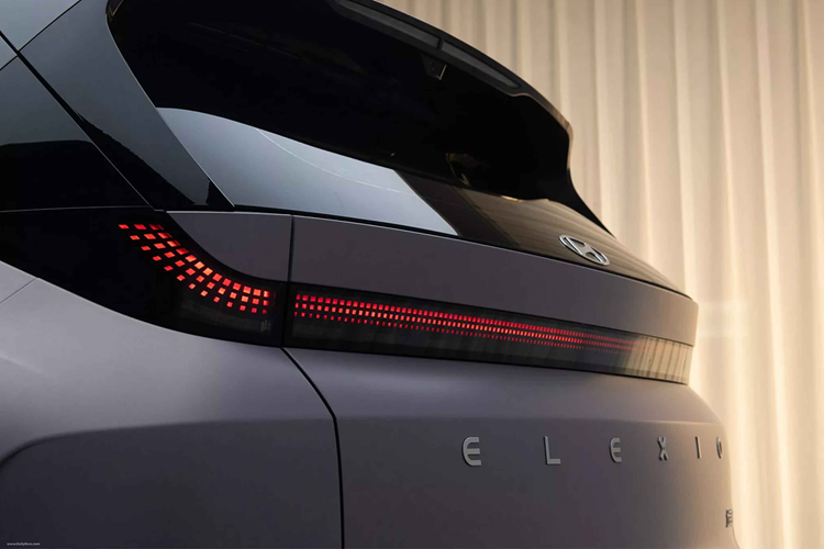 Thêm vào đó là màn hình hiển thị thông tin kính lái hoàn toàn mới, sử dụng chip Qualcomm 8295P, tính năng hỗ trợ định vị trực tuyến, giải trí, kết nối điện thoại, cập nhật qua mạng (OTA), điều khiển bằng giọng nói và điều khiển từ xa. Chưa hết, Hyundai Elexio còn được trang bị hệ thống hỗ trợ lái cấp độ 2 với khả năng điều hướng trên đường cao tốc.