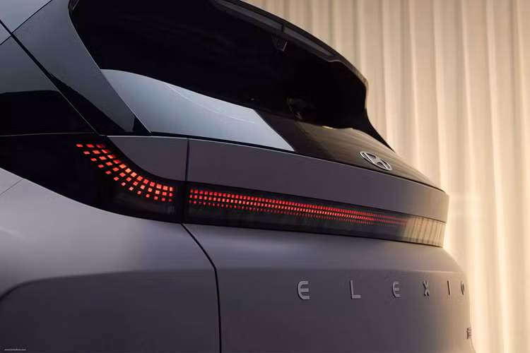 Thêm vào đó là màn hình hiển thị thông tin kính lái hoàn toàn mới, sử dụng chip Qualcomm 8295P, tính năng hỗ trợ định vị trực tuyến, giải trí, kết nối điện thoại, cập nhật qua mạng (OTA), điều khiển bằng giọng nói và điều khiển từ xa. Chưa hết, Hyundai Elexio còn được trang bị hệ thống hỗ trợ lái cấp độ 2 với khả năng điều hướng trên đường cao tốc.