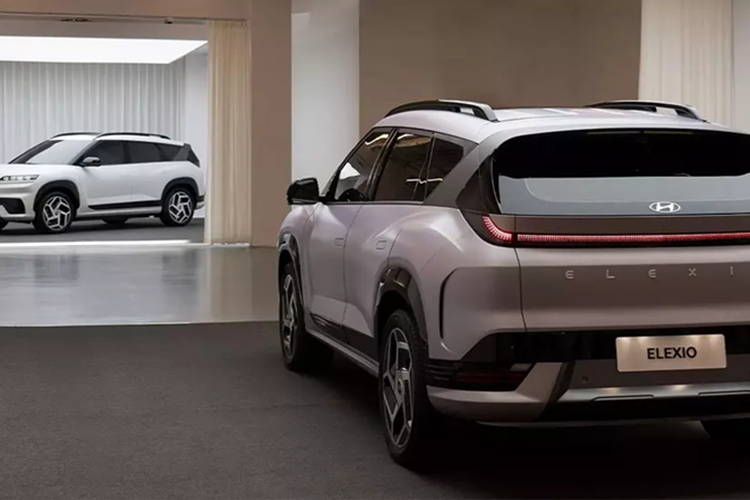 Theo liên doanh này, mẫu SUV điện Hyundai Elexio được phát triển trong suốt 5 năm đồng thời được định vị là mẫu xe “chủ lực chất lượng mới”, kết hợp giữa thẩm mỹ hiện đại và công nghệ tiên tiến. Bỏ qua cách đặt tên quen thuộc “Ioniq” để mang một cái tên mới, Hyundai Elexio đã chính thức ra mắt trong một sự kiện đặc biệt tại Thượng Hải.