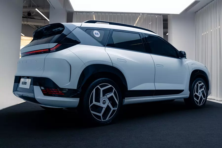 Chỉ biết rằng, Hyundai Elexio chạy điện sẽ sở hữu phạm vi hoạt động hơn 700 km và hỗ trợ sạc nhanh, cho phép sạc từ 30% lên 80% chỉ trong 27 phút. Hyundai Elexio dự kiến sẽ được tung ra thị trường Trung Quốc vào quý III năm nay. Trước đó, vào đầu năm nay, Hyundai đã công bố khoản đầu tư 1,1 tỷ USD vào liên doanh với hãng xe Trung Quốc BAIC.