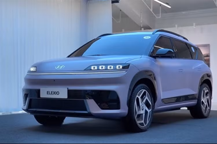 Dự kiến, xe sẽ được thiết kế tối giản với giao diện hiện đại, loại bỏ hầu hết các nút bấm vật lý trên bảng táp-lô. Khoang lái của xe sẽ sử dụng màu sắc cao cấp, ghế hiện đại và thiết kế dạng buồng lái bao quanh để tăng cảm giác sang trọng, công nghệ cao.