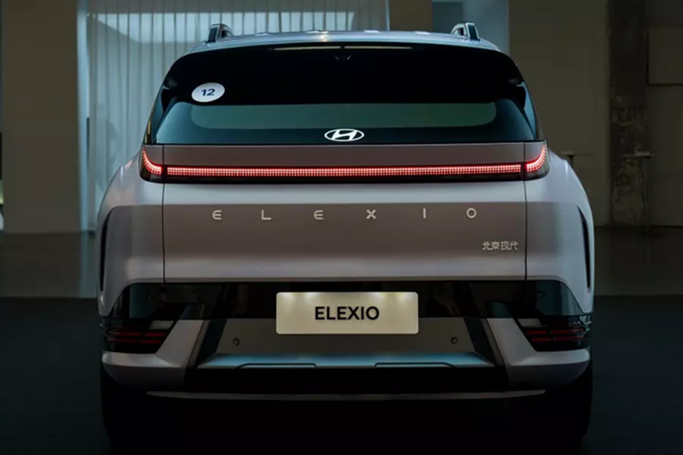 Phía sau, xe sở hữu thiết kế theo phong cách tối giản với cụm đèn hậu kéo dài tương tự phía trước. Gạt mưa phía sau được giấu kín, logo Hyundai tích hợp vào kính sau và các họa tiết thiết kế nổi bật ở cản sau cũng là điểm nhấn của mẫu ô tô điện này. Hiện hãng Hyundai vẫn chưa tung ra hình ảnh nội thất của Elexio mới.