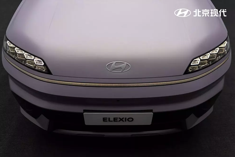 Kết hợp với dải đèn LED định vị ban ngày lấy cảm hứng từ pha lê và tích hợp hình số “8” - con số may mắn trong văn hóa Trung Quốc. Dải đèn LED kéo dài này cùng logo phát sáng giúp tăng độ nhận diện và tạo cảm giác công nghệ cao cho tân binh nhà Hyundai. Trong khi đó, cản trước được thiết kế khỏe khoắn với hai tông màu, thể hiện phong cách “cao cấp táo bạo”.