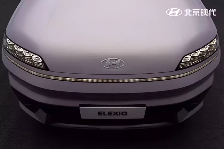 Kết hợp với dải đèn LED định vị ban ngày lấy cảm hứng từ pha lê và tích hợp hình số “8” - con số may mắn trong văn hóa Trung Quốc. Dải đèn LED kéo dài này cùng logo phát sáng giúp tăng độ nhận diện và tạo cảm giác công nghệ cao cho tân binh nhà Hyundai. Trong khi đó, cản trước được thiết kế khỏe khoắn với hai tông màu, thể hiện phong cách “cao cấp táo bạo”.