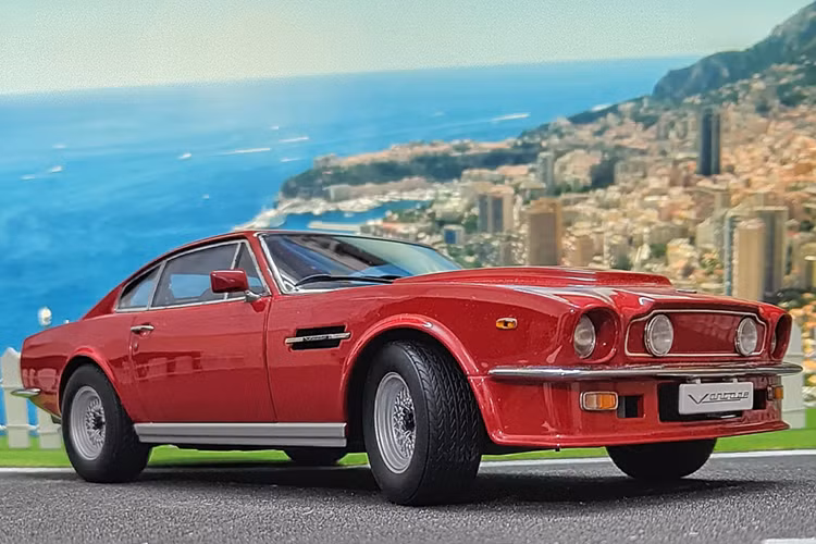 Aston Martin V8 Vantage này được trang bị động cơ V8 5.3L, sản sinh công suất 390 mã lực. Là phiên bản hiệu suất cao của Aston Martin V8, nó được ca ngợi là "Siêu xe đầu tiên của Anh" khi mới ra mắt.