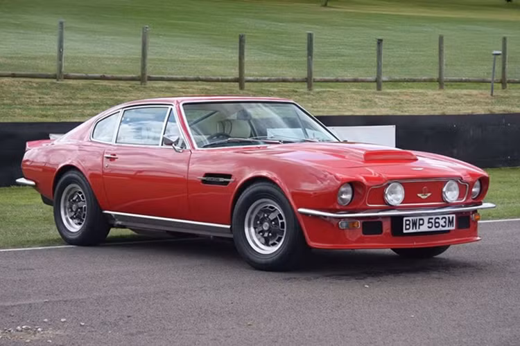  Aston Martin V8 Vantage 1977 Rowan Atkinson sở hữu khá nhiều chiếc xe mang thương hiệu Aston Martin. Trong đó, chiếc V8 Vantage đời 1977 đặc biệt bởi ngoài việc nổi tiếng vì độ hiếm, chiếc xe này còn xuất hiện trong phần thứ 3 của loạt phim Johnny English vào năm 2018.