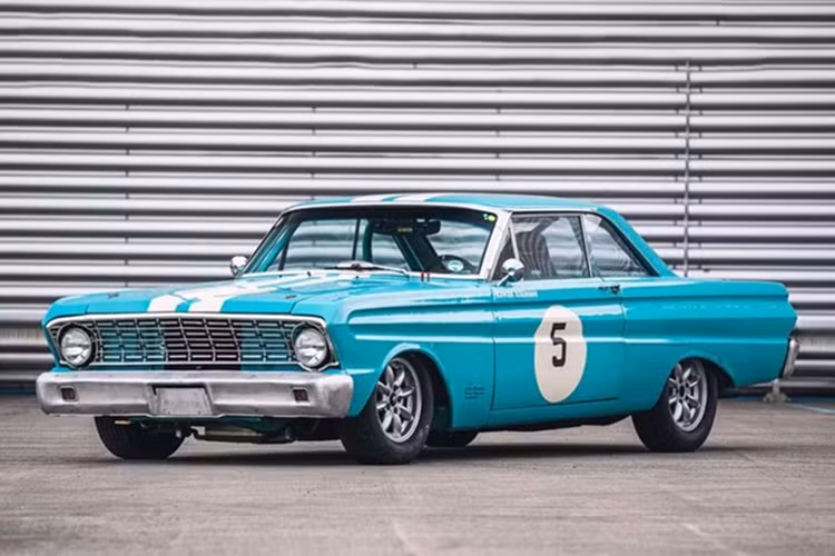  Ford Falcon Sprint 1964 Chiếc xe tiếp theo trong danh sách này là Ford Falcon Sprint, lấy tên từ gói độ Sprint đầu tiên được cung cấp cho mẫu xe năm 1964. Ford Falcon là dòng xe ô tô được Ford sản xuất từ những năm 1960 đến 1970. Mặc dù đã có mẫu Rambler American trước đó, tuy nhiên Falcon là mẫu xe cỡ nhỏ đầu tiên được một hãng xe Mỹ đưa ra thị trường.
