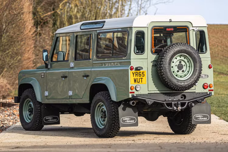 Mẫu Defender 110 Heritage của Mr.Bean có màu xanh ngọc nhạt. Những điểm nhấn thẩm mỹ khác được thêm vào để gợi nhớ đến vẻ ngoài của Series I Defender từ cuối những năm 1940, chẳng hạn như vành thép cùng màu thân xe và lưới tản nhiệt dạng lưới kim loại.