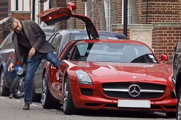  Mercedes-Benz SLS AMG 2014 Chiếc xe gần đây nhất trong gara của Rowan Atkinson là SLS AMG, được sản xuất trong 5 năm (2010-2015). Mẫu xe Mercedes-Benz đầu tiên do phân nhánh Mercedes-AMG đảm nhiệm sản xuất với sự đóng góp của cựu tay đua F1 David Coulthard. Từ viết tắt SLS là viết tắt của “Super Leicht Sport” (Thể thao siêu nhẹ).