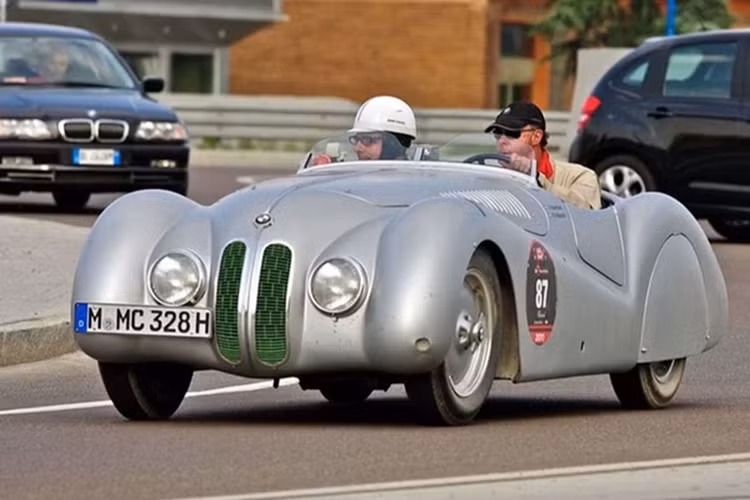  BMW 328 Roadster 1939 Chiếc xe lâu đời nhất trong bộ sưu tập ôtô của Atkinson là BMW 328 Roadster 1939. Chiếc xe thể thao thời trang này của BMW chỉ được sản xuất trong 5 năm, từ năm 1936 và kết thúc vào năm 1940 khi Chiến tranh thế giới thứ II nổ ra đã làm gián đoạn hoạt động sản xuất của BMW.