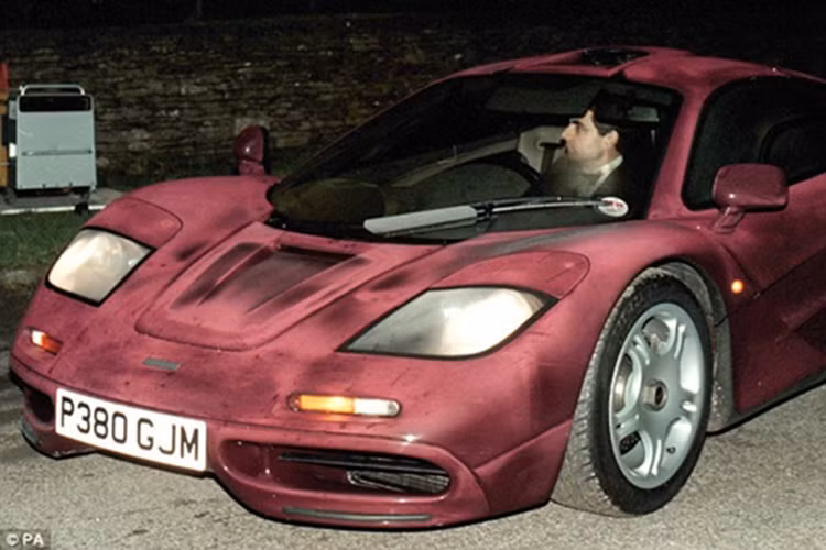 Rowan Atkinson là một trong những người may mắn sở hữu một trong 72 chiếc McLaren F1 được phép lưu thông trên đường. Vào năm 1999, chỉ 2 năm sau khi mua xe, ông đã gặp tai nạn khiến mui xe bị hỏng do đâm vào đuôi xe khác.