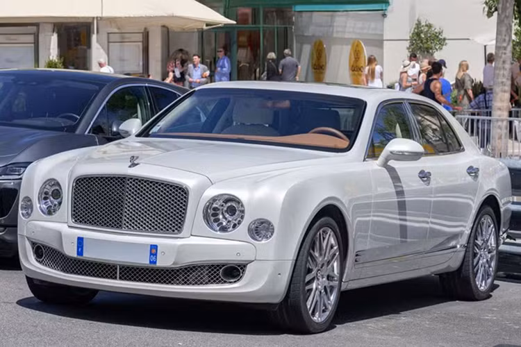  Bentley Mulsanne Birkin 2014 Một chiếc xe siêu hiếm khác mà Rowan Atkinson sở hữu là Bentley Mulsanne Birkin. Được sản xuất với số lượng giới hạn 22 chiếc, phiên bản này được lấy cảm hứng từ Sir Tim Birkin, một huyền thoại đua xe châu Âu thập niên 20-30 còn được biết đến với biệt danh “Chàng trai Bentley”.