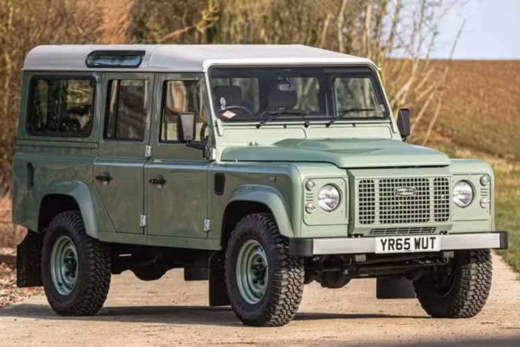  Land Rover Defender 110 Heritage 1998 “Heritage” là phiên bản đặc biệt của Land Rover Defender, được phát triển nhằm vinh danh chiếc Land Rover thế hệ đầu tiên ra đời vào những năm 1940. Xe được trang bị động cơ diesel tăng áp Td5 2.2L có công suất 122 mã lực.