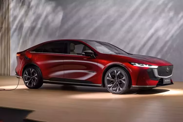 Bên cạnh đó là hệ thống đèn 2 tầng với dải đèn LED định vị ban ngày nằm phía trên và cụm đèn pha chính bên dưới. Ở hai góc đầu xe xuất hiện khe gió nằm dọc khá hẹp trong khi cản trước được trang bị bằng nẹp mạ crôm. 