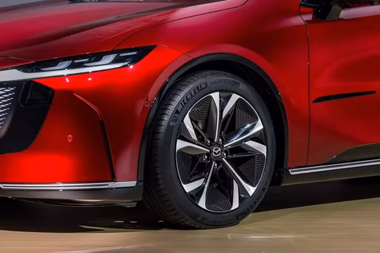 Tuy dùng khung gầm của xe Trung Quốc nhưng e6 vẫn mang trên mình thiết kế đặc trưng của thương hiệu Mazda. Theo đó, xe được trang bị lưới tản nhiệt đóng kín, trang trí bằng những chi tiết mạ crôm hình quả trám bên trong. Lưới tản nhiệt được bao quanh bằng dải đèn LED đồng thời đi kèm logo Mazda tích hợp đèn LED ẩn.