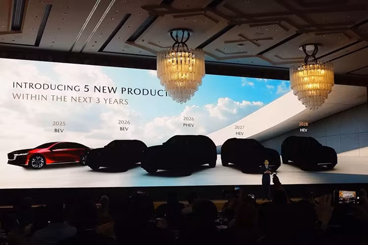 Ngày 14/2/2025, Mazda đã tổ chức một cuộc họp báo nhằm công bố kế hoạch sản phẩm tại thị trường Thái Lan. Theo đó, từ nay đến năm 2028, Mazda sẽ tung ra 5 mẫu xe mới ở thị trường Đông Nam Á này. Trong đó, đáng chú ý nhất là Mazda 6e 2025 mới, được lên lịch ra mắt Thái Lan vào cuối năm nay.