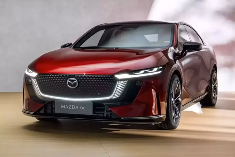 Mẫu xe sedan Mazda 6e chính là phiên bản thuần điện của EZ-6 đã từng lần đầu tiên trình làng trong Triển lãm Ô tô Bắc Kinh 2024. Đây được coi như mẫu xe sẽ thay thế vị trí của đàn anh Mazda6 tại nhiều thị trường. Mazda 6e là mẫu xe do Mazda phát triển cùng với đối tác Trung Quốc Changan.