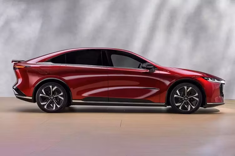 Xe được ra đời dựa trên cơ sở gầm bệ EPA dùng chung với Changan Deepal SL03. Mazda 6e sở hữu kích thước dài x rộng x cao lần lượt là 4.921 x 1.890 x 1.491 mm và chiều dài cơ sở 2.895 mm. So với Mazda6, mẫu xe này dài hơn 56 mm, rộng hơn 50 mm, cao hơn 35 mm trong khi chiều dài cơ sở tăng 70 mm.