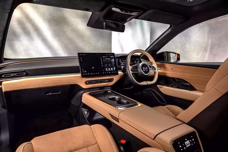 Bên trong 6e là không gian nội thất 5 chỗ rộng rãi với thiết kế tối giản và thanh lịch, theo đúng phong cách của hãng Mazda. Tại đây, xe được trang bị ghế bọc da Nappa/da lộn sang trọng với ghế trước không trọng lực, chỉnh điện, sưởi ấm và làm mát.