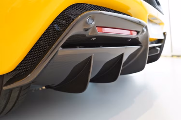 Một điểm nhấn không thể không nhắc đến chính là tùy chọn sơn livery chạy dọc thân xe – thiết kế lấy cảm hứng từ huyền thoại đua xe Ferrari 250 LM. Tông màu vàng Giallo Modena nổi bật kết hợp cùng dải sơn bạc Argento Nurburgring không chỉ tạo hiệu ứng thị giác mạnh mẽ, mà còn thể hiện sự tôn kính với di sản đua xe lẫy lừng của Ferrari.