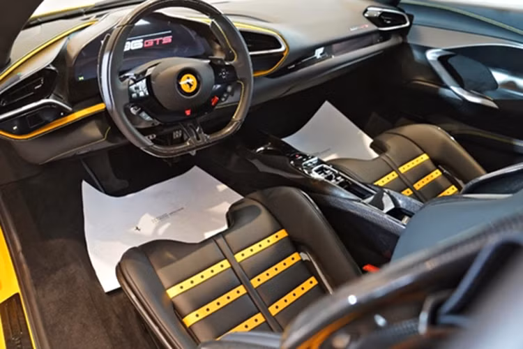 Tất cả đều là các chi tiết carbon chính hãng Ferrari – tạo nên một chiếc xe được carbon hóa một cách trọn vẹn và cực kỳ hiếm thấy.