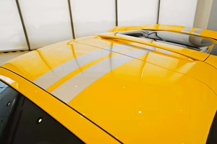 Ferrari 296 GTS - phiên bản mui cứng xếp của 296 GTB chia sẻ chung khung gầm nhôm và động cơ V6 3.0L hybrid mạnh 819 mã lực với phiên bản Coupe, nhưng được trang bị phần mui cứng có khả năng đóng mở trong 14 giây khi xe chạy dưới tốc độ 45 km/h.