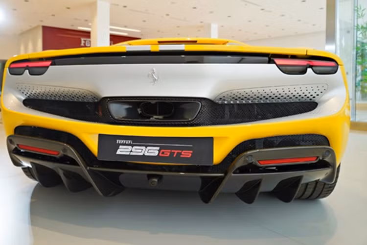 Theo Ferrari công bố, tầm hoạt động khi chạy thuần điện vẫn là 25km, khả năng tăng tốc 0-100 km/h vẫn là 2,9 giây. Tuy nhiên thời gian tăng tốc 0-200 km/h chậm hơn 0,3 giây (7,6 so với 7,3 giây trước đây). Ferrari cho biết một chiếc GTS được trang bị gói Assetto Fiorano tạo ra 360kg lực ép xuống mặt đường ở vận tốc 250km/h. Mức giá xe Ferrari 296 GTS Assetto Fiorano tại Việt Nam khoảng hơn 30 tỷ đồng