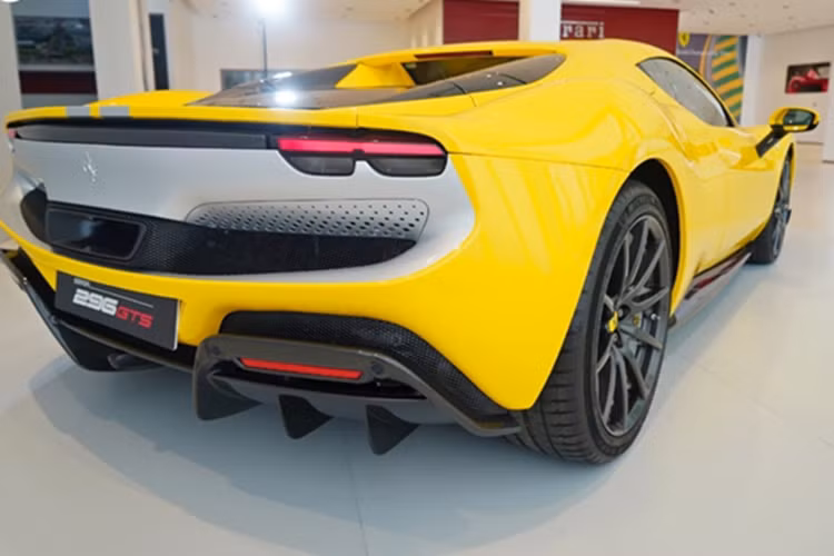 Không đơn thuần là một siêu xe hybrid với cơ cấu mui xếp cứng, siêu xe Ferrari 296 GTS Assetto Fiorano là một tuyên ngôn về hiệu suất, đam mê và di sản đua xe của Ferrari với nhiều chi tiết khí động học và carbon nhằm mang lại hiệu suất vận hành tối ưu nhất.