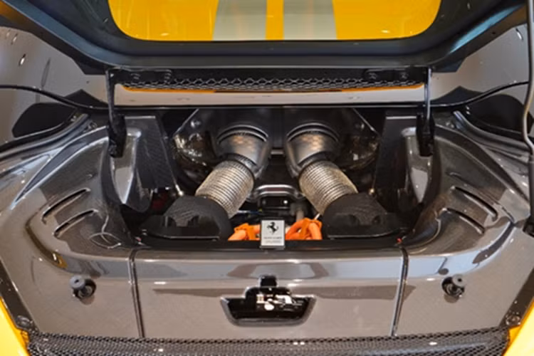 Có thể nói, chiếc Ferrari 296 GTS Assetto Fiorano trong bài viết được chủ nhân sành xe trang bị rất nhiều tùy chọn carbon thể thao và dấu ấn cá nhân độc đáo, khác biệt và đẳng cấp.