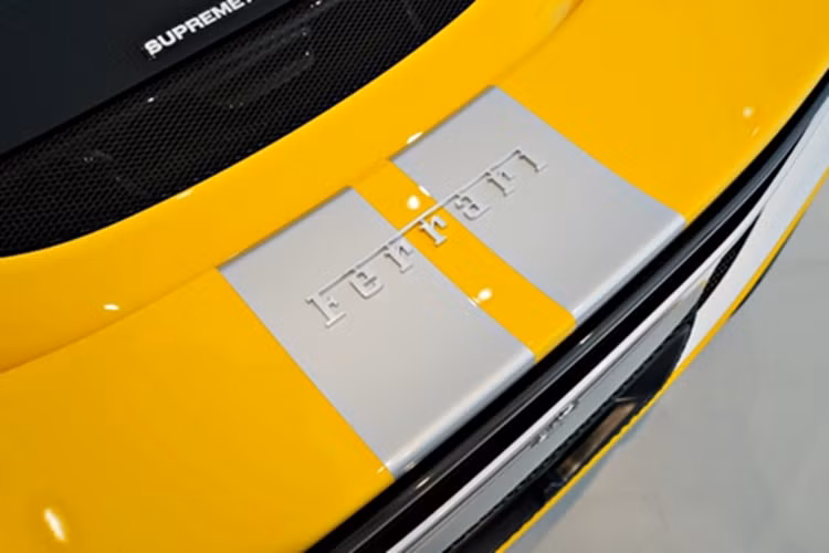 Trên phiên bản đặc biệt này, gói trang bị Assetto Fiorano bao gồm hàng loạt nâng cấp giá trị bao gồm: Hệ thống giảm xóc Multimatic lấy cảm hứng từ xe đua GT. Nhiều chi tiết bằng sợi carbon đặc biệt dành riêng cho cho gói trang bị này như: Cụm cản trước với thiết kế khí động học riêng, cửa xe, vách ngăn phía sau lưng ghế, cánh gió phía sau; kính hậu Lexan® giúp giảm tổng trọng lượng hơn 8 kg – mang đến khả năng xử lý nhạy bén và ổn định vượt trội ở tốc độ cao.