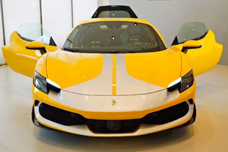 Thế nhưng mới đây, Supreme Auto - đại diện phân phối chính thức của Ferrari tại Việt Nam đã trưng bày tiếp chiếc Ferrari 296 GTS được trang bị gói thể thao Assetto Fiorano đầu tiên và duy nhất tại Việt Nam - mang đậm tinh thần đường đua và cá tính riêng biệt của chủ sở hữu.