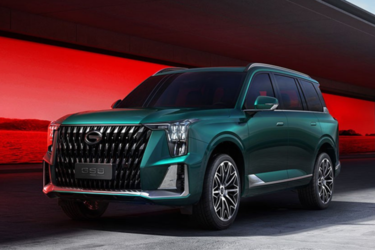 "Trái tim" của GAC GS8 là động cơ xăng 4 xi-lanh, tăng áp, dung tích 2.0L, cho công suất tối đa 248 mã lực và mô-men xoắn cực đại 400 Nm. Đây cũng là động cơ được dùng cho mẫu MPV cùng thương hiệu GAC M8. Động cơ đi với hộp số tự động Aisin 8 cấp và hệ dẫn động cầu trước.