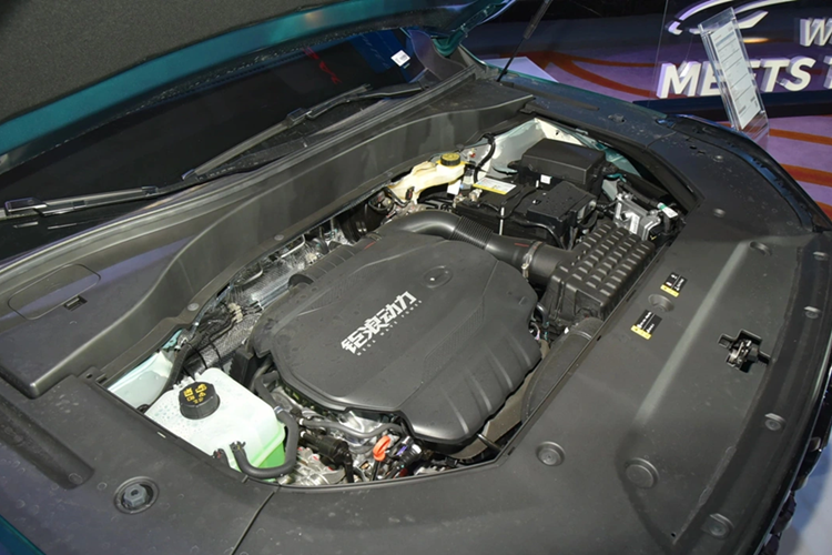 Trang bị an toàn của mẫu xe Trung Quốc này cũng khá phong phú với hệ thống hỗ trợ khởi hành ngang dốc, hỗ trợ xuống dốc, camera 360 độ, hệ thống cảnh báo lệch làn đường, hỗ trợ giữ làn đường, tự động phanh khẩn cấp, cảnh báo va chạm phía trước, kiểm soát hành trình chủ động, hỗ trợ hành trình thích ứng, hỗ trợ lái xe khi tắc đường và 6 túi khí.