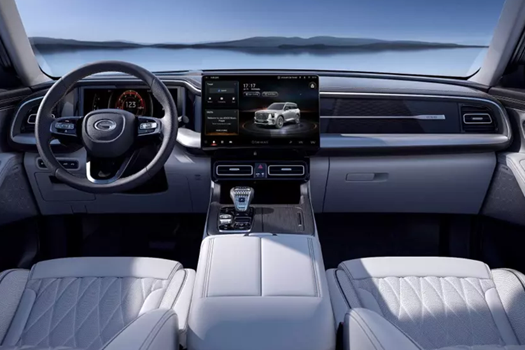 Ra mắt thị trường Việt Nam vào cuối năm 2024, GAC GS8 là mẫu SUV sở hữu thiết kế khá bắt mắt với cụm lưới tản nhiệt mạ crôm cỡ lớn hình chữ V, hệ thống đèn pha “Đôi mắt của kẻ chinh phục”, mâm hợp kim đa chấu 19 inch hoặc 20 inch và đèn hậu được lấy cảm hứng thiết kế từ cây cầu vượt biển.