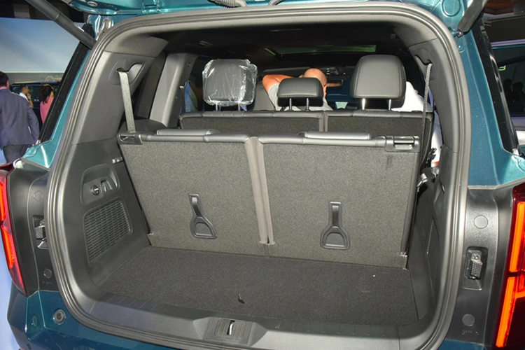 Bên cạnh đó là những trang bị tiện nghi như ghế bọc da, ghế lái chỉnh điện 6 hướng, bảng đồng hồ kỹ thuật số 12,3 inch, màn hình cảm ứng trung tâm 14,6 inch, hỗ trợ kết nối Apple CarPlay/Android Auto, hệ thống âm thanh 8 loa, điều hòa tự động 3 vùng độc lập, đèn viền trang trí nội thất đa sắc và cửa sổ trời toàn cảnh.