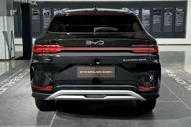 Ở thị trường Thái Lan, mẫu xe được bán với giá dao động 27.277-30.180 USD. Khi ra mắt, Sealion 6 sẽ cạnh tranh cùng những đại diện hybrid cùng phân khúc như Haval H6 (986 triệu), Honda CR-V e:HEV RS (1,259 tỷ) hay Jaecoo J7 sắp mở bán.