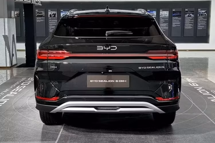 Ở thị trường Thái Lan, mẫu xe được bán với giá dao động 27.277-30.180 USD. Khi ra mắt, Sealion 6 sẽ cạnh tranh cùng những đại diện hybrid cùng phân khúc như Haval H6 (986 triệu), Honda CR-V e:HEV RS (1,259 tỷ) hay Jaecoo J7 sắp mở bán.