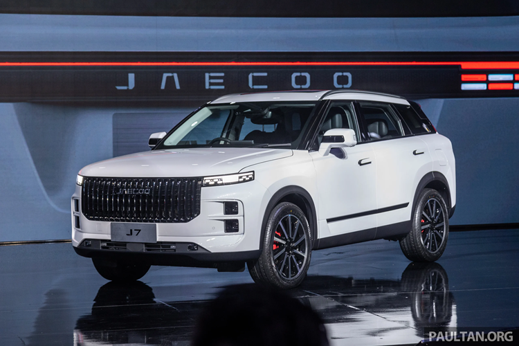 Jaecoo J7 PHEV có kích thước 4.500 x 1.863 x 1.680 mm (dài x rộng x cao), chiều dài cơ sở 2.672 mm. Nhiều khả năng bản tại Việt Nam được trang bị khối động cơ hybrid kết hợp giữa máy xăng 1.5L và motor điện, cho công suất 347 mã lực.